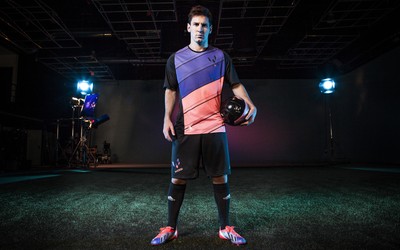 华体会电竞动态-维尼修斯被犯规后迅速起身